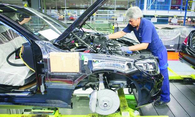 سوق السيارات الكهربائية تجبر الشركات الكبرى على تغيير خططها المستقبلية