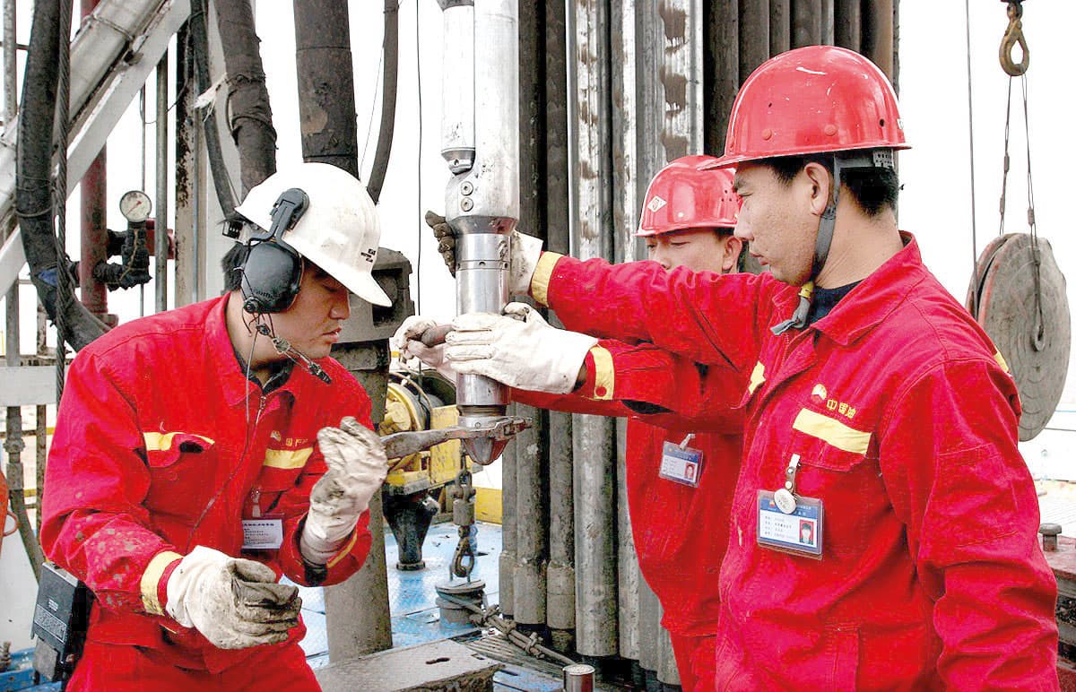 النفط قرب أعلى مستوى في 3 سنوات مدعوما بالجهود السعودية - الروسية لضبط الإنتاج