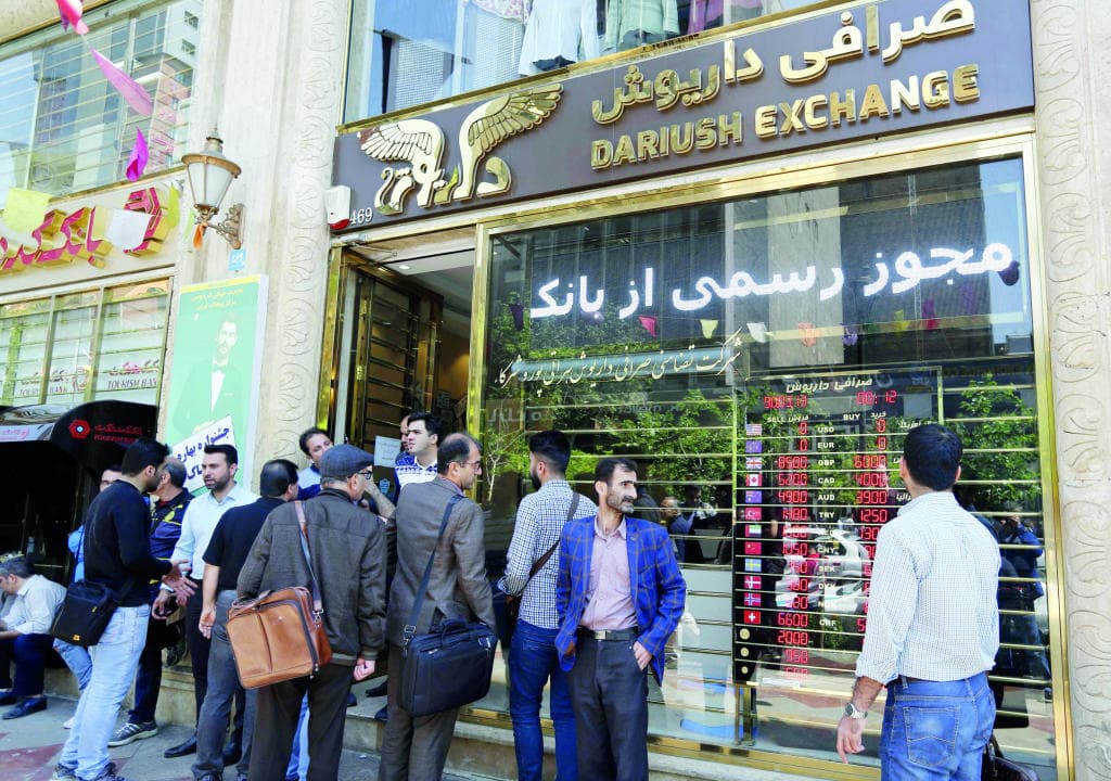 الفساد ينخر الاقتصاد الإيراني .. هروب 800 مليار دولار منذ ثورة الملالي