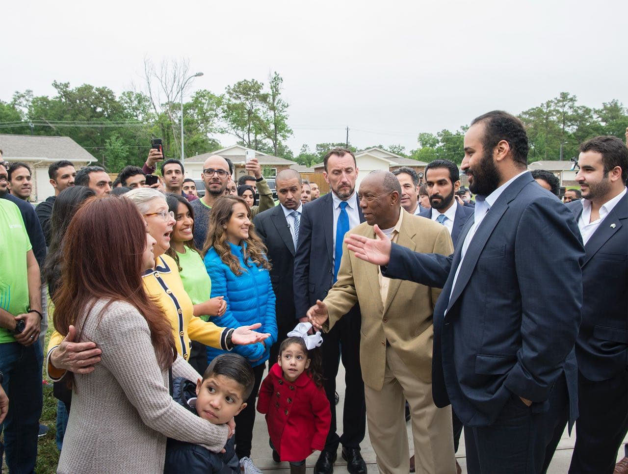 ولي العهد يزور أحد المنازل التي تعرضت لإعصار هارفي وأعيد بناؤها من خلال متطوعين سعوديين