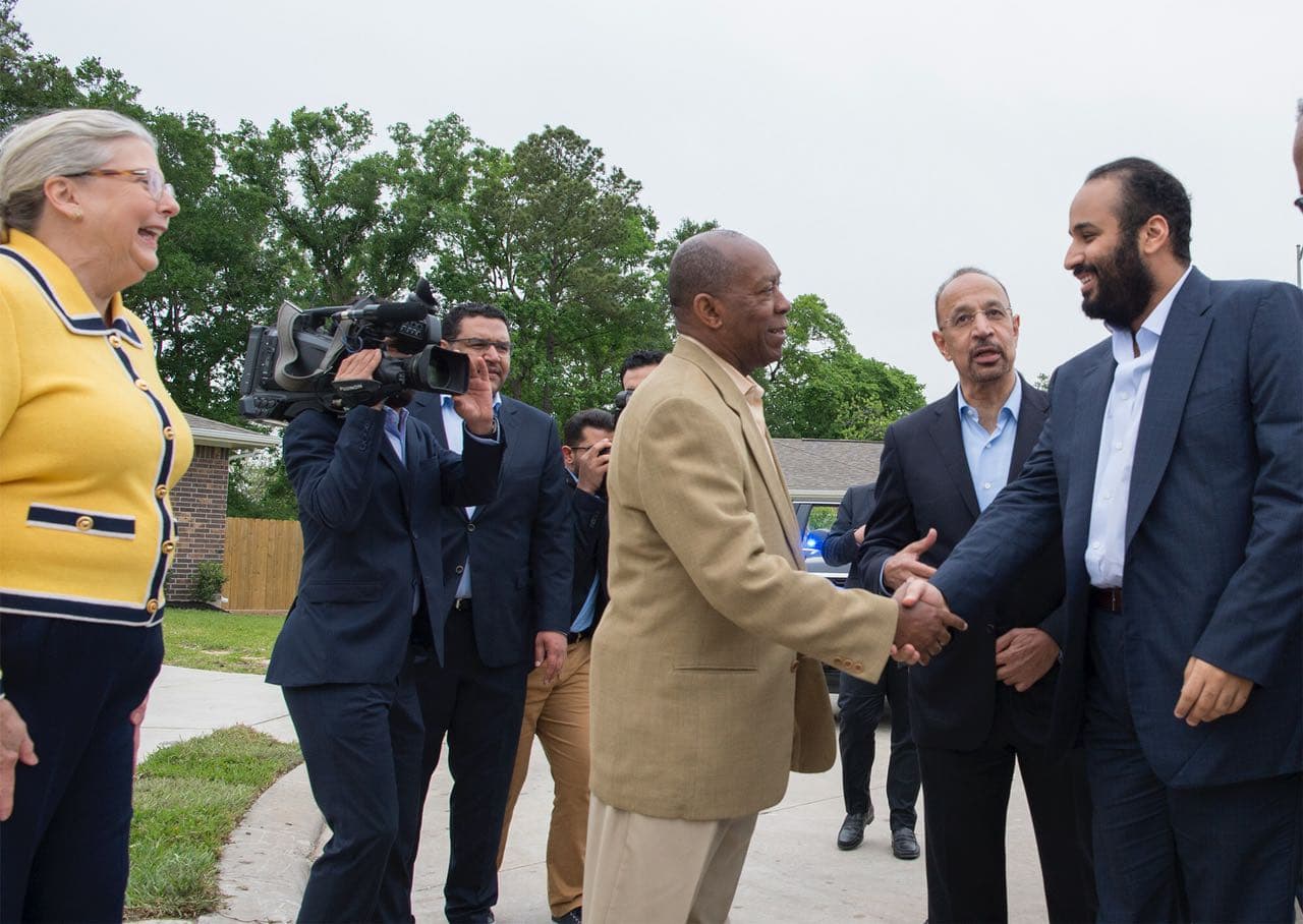 ولي العهد يزور أحد المنازل التي تعرضت لإعصار هارفي وأعيد بناؤها من خلال متطوعين سعوديين