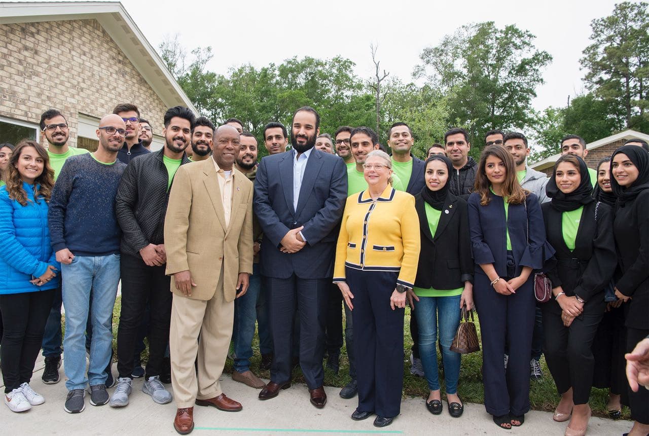 ولي العهد يزور أحد المنازل التي تعرضت لإعصار هارفي وأعيد بناؤها من خلال متطوعين سعوديين