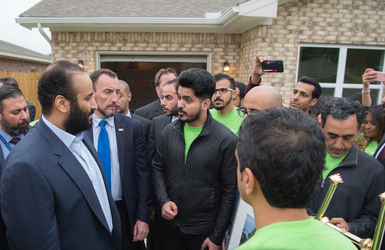 ولي العهد يزور أحد المنازل التي تعرضت لإعصار هارفي وأعيد بناؤها من خلال متطوعين سعوديين