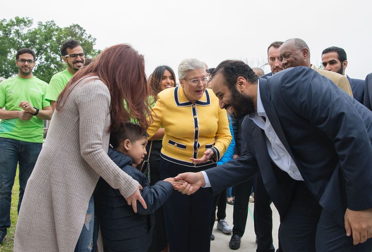 ولي العهد يزور أحد المنازل التي تعرضت لإعصار هارفي وأعيد بناؤها من خلال متطوعين سعوديين