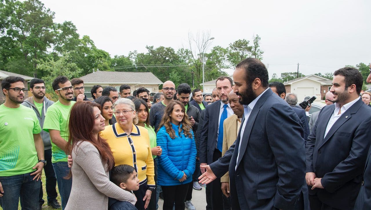 ولي العهد يزور أحد المنازل التي تعرضت لإعصار هارفي وأعيد بناؤها من خلال متطوعين سعوديين