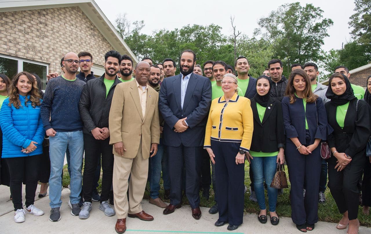 ولي العهد يزور أحد المنازل التي تعرضت لإعصار هارفي وأعيد بناؤها من خلال متطوعين سعوديين