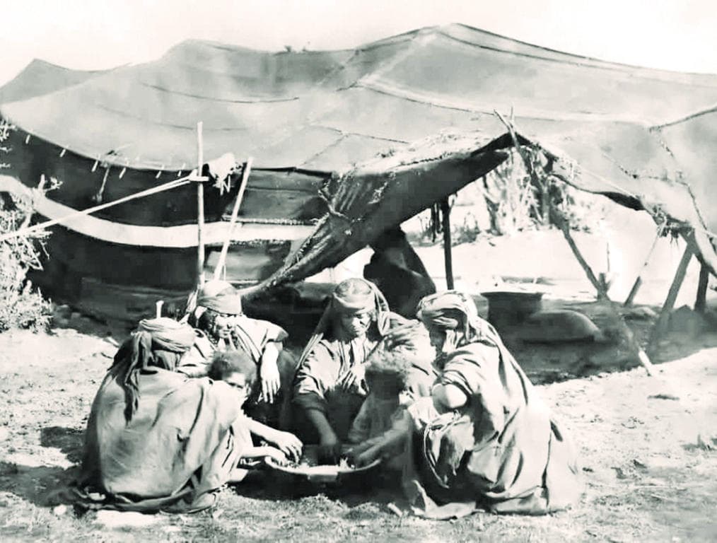 مونتان الفرنسي يجمع قصص وأشعار البادية قبل 100 عام