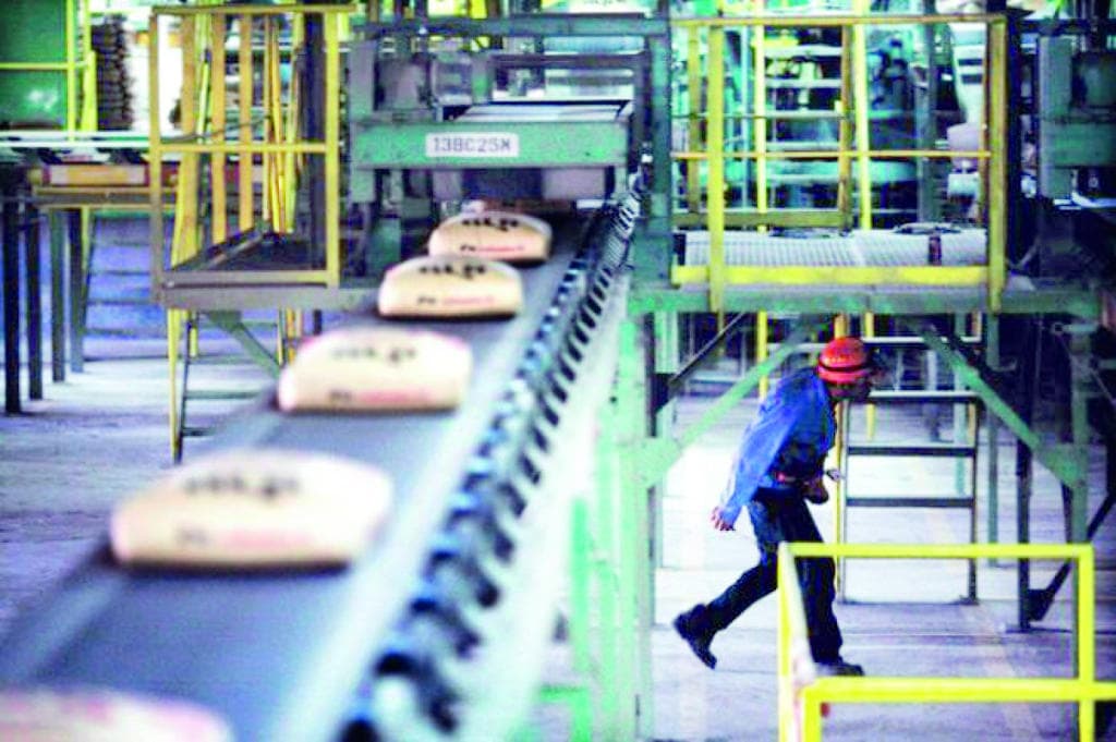 شركات أسمنت محلية تواجه تشبع الأسواق المجاورة بفتح منافذ تصدير جديدة