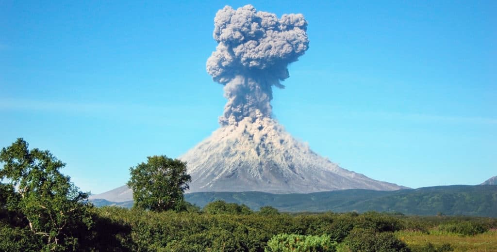 "تال".. ثاني أكثر البراكين نشاطا في الفلبين يقذف "البؤس" على السكان