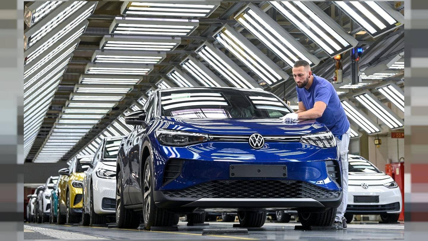 تبدأ السلطات في إبدال السيارات في أستيباليا بنحو ألف مركبة كهربائية.