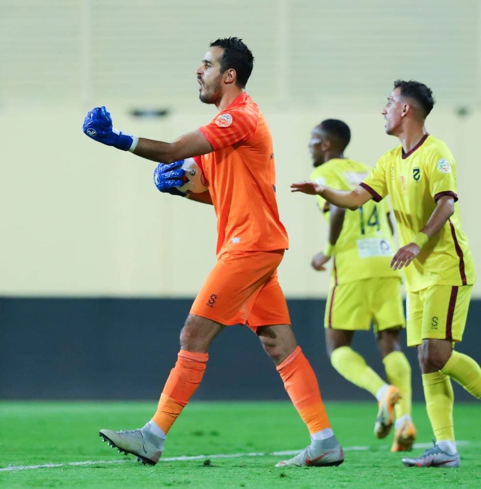 مليك عسلة يتصدى لجزائية جوميز في الوقت الضائع. تصوير: علي الظاهري ـ "الاقتصادية"