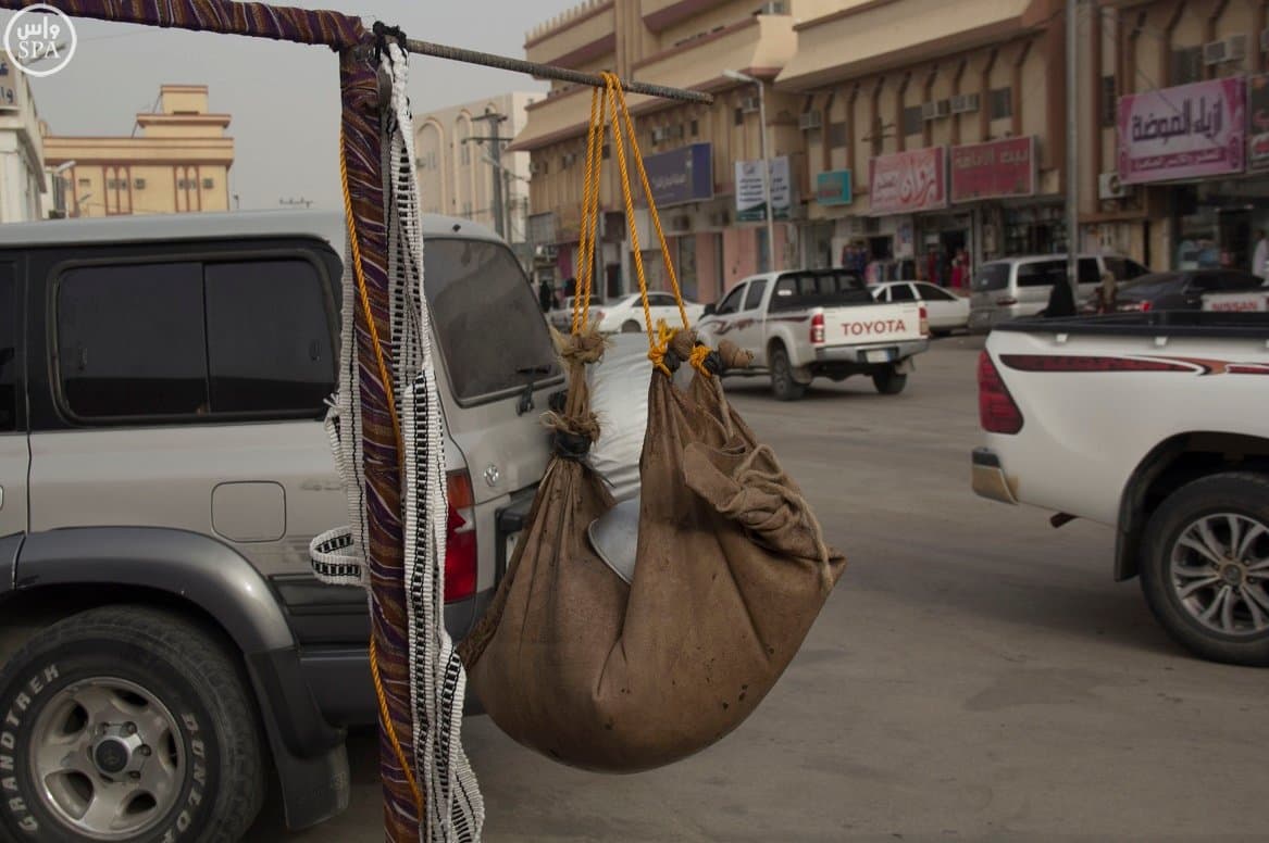 " القربة " و " الزير " تطفئ عطش الصيف في وادي الدواسر