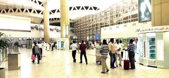 تعمل في المطار عدة جهات حكومية من بينها "الجوازات" و"الجمارك" و"المباحث"."الاقتصادية"