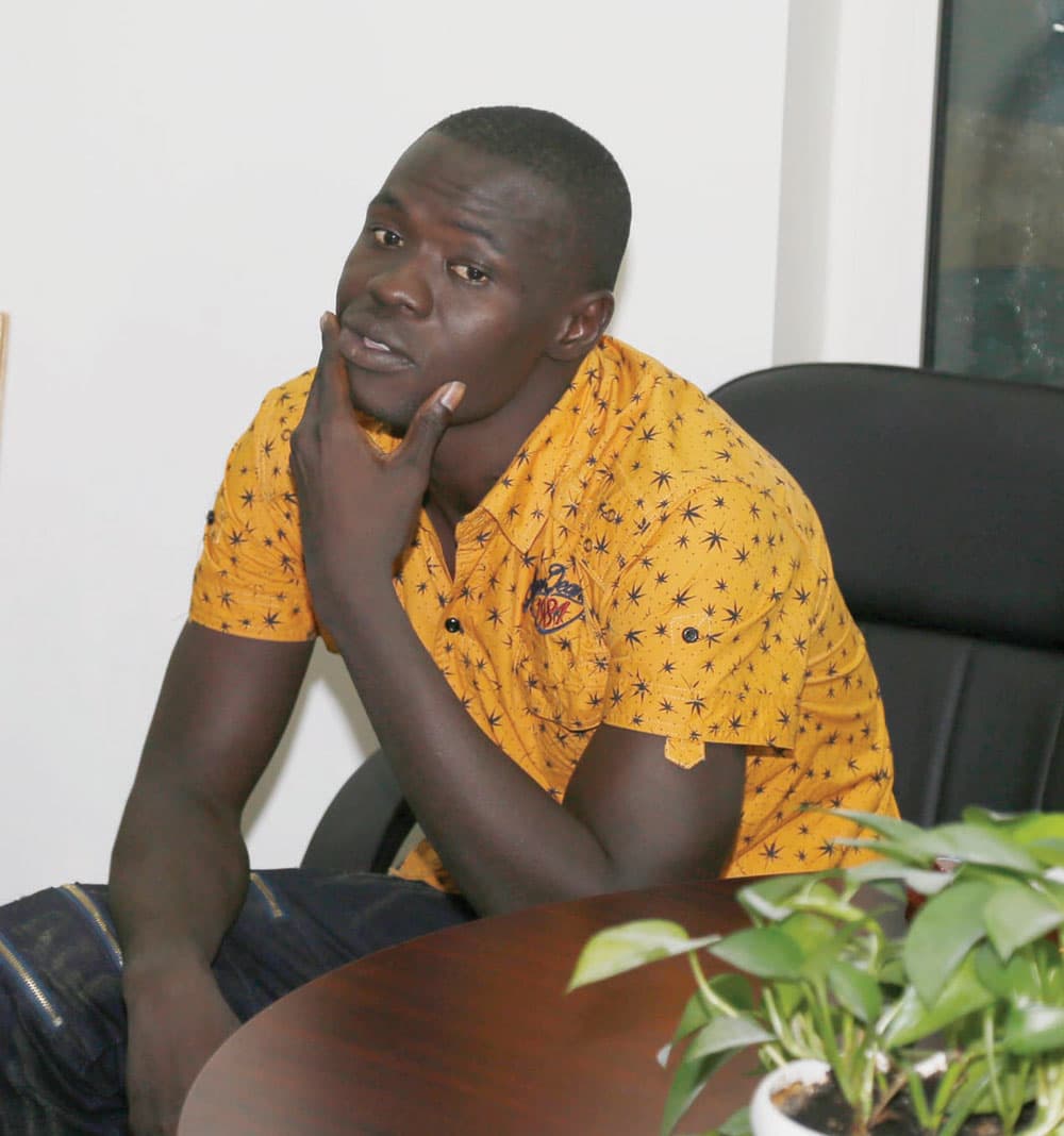 بوبا يفكر قبل اجتماعه مع رئيس الخليج. تصوير: عيسى الدبيسي ـ "الاقتصادية"