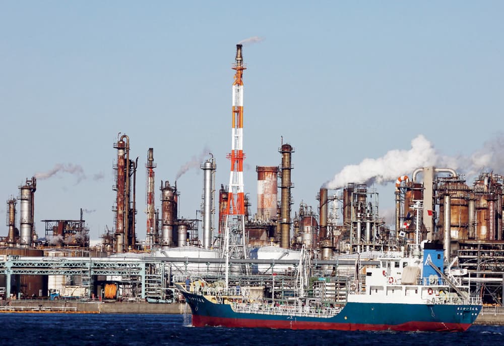 الجزائر تعاني بشدة تراجع الإيرادات النفطية.