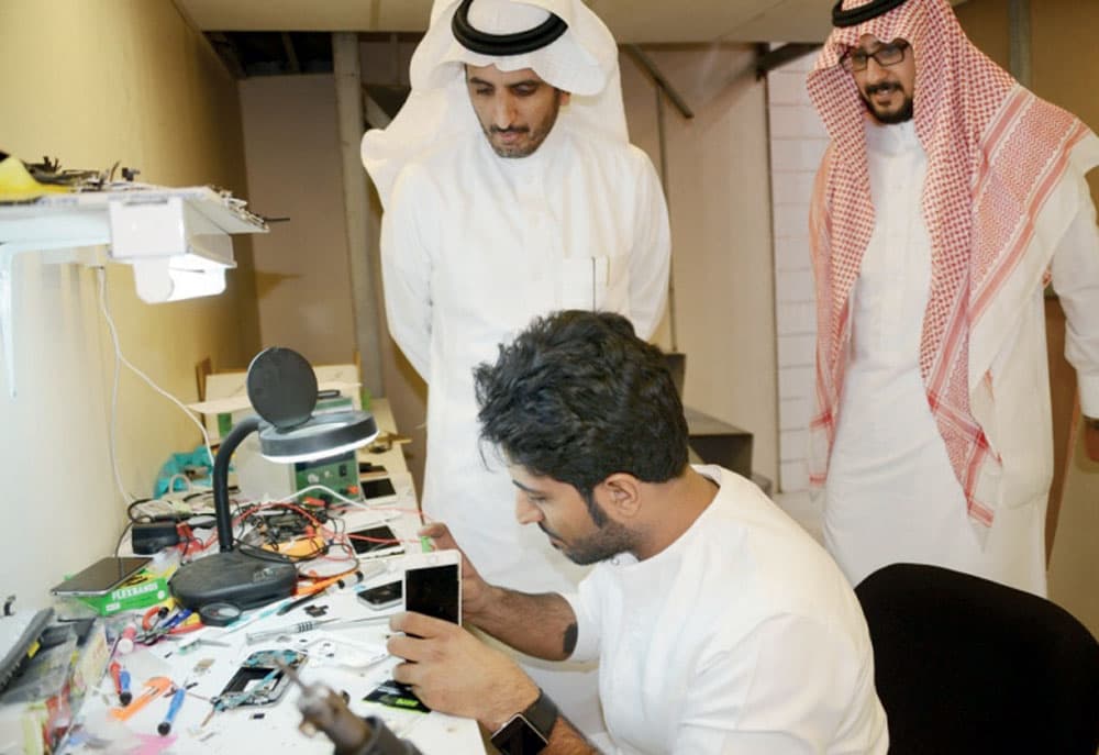 مدير عام فرع وزارة العمل في حائل خلال جولته في سوق الاتصالات.تصوير: نايف السلحوب ـــ"الاقتصادية"