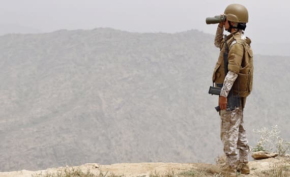 رصد الحدود السعودية ومراقبتها من قبل أحد المرابطين. "الاقتصادية"