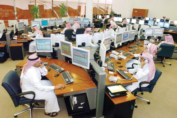 توجه عدد من كبريات الشركات نحو تقليص الرواتب ووقف البدلات والعلاوات أسوة بالموظفين الحكوميين مع قرب انتهاء العام الميلادي.