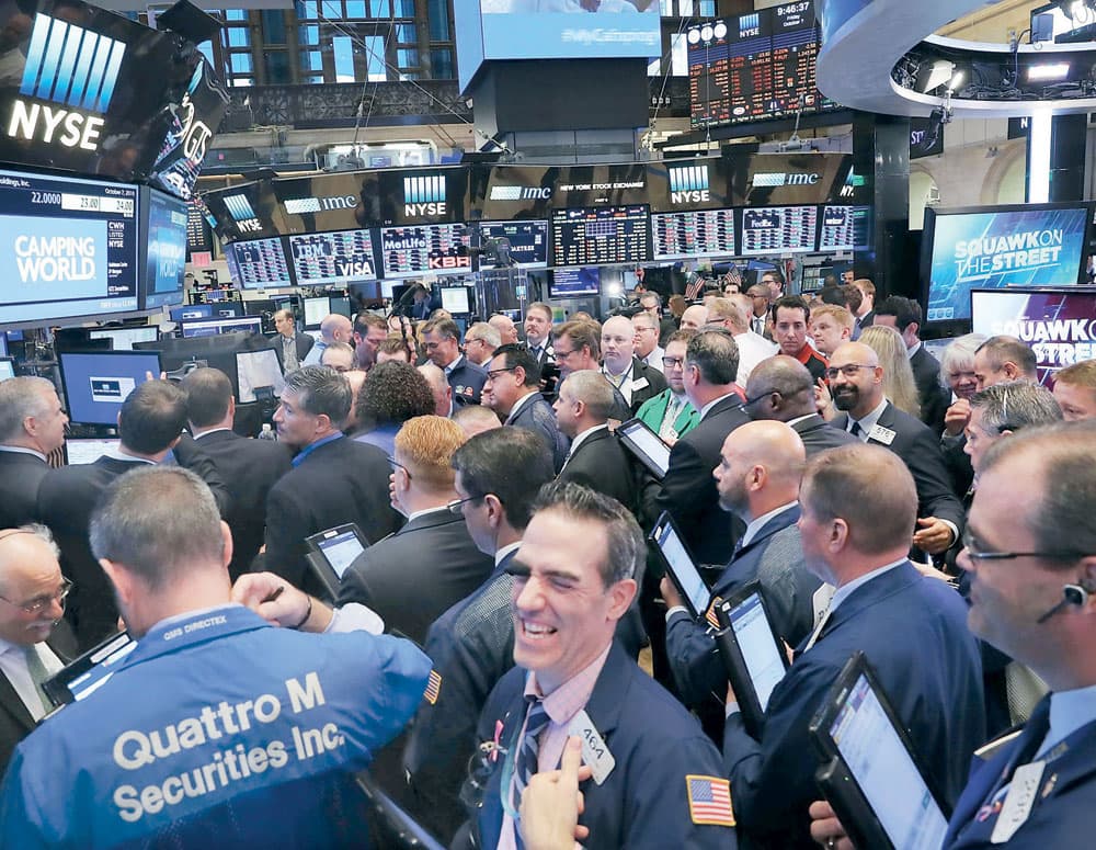 عدد من المتعاملين في بورصة نيويورك في وقت سابق من هذا الأسبوع. «الفرنسية»
