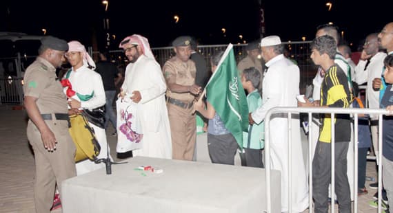 جانب من الإجراءت الأمنية التى اتبعت مع الجماهير.تصوير: عدنان مهدلي - "الاقتصادية"