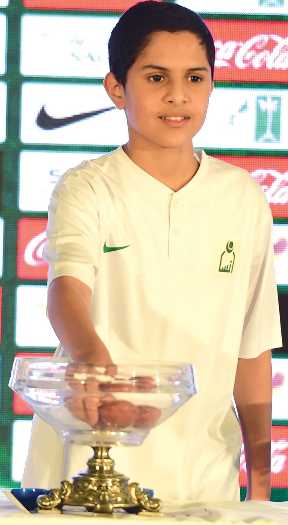 طفل يسحب قرعة كأس الملك.