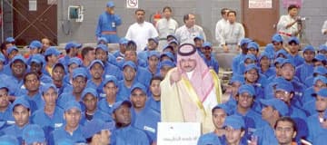 محافظ جدة يدعو الشباب السعودي إلى اغتنام وظائف صيانة السيارات
