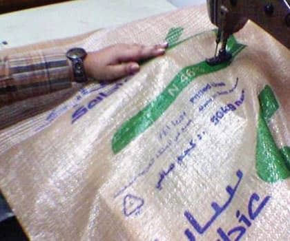 الرياض: 15 سعودية يتسلمن الخياطة والصيانة في مصنع للأكياس والتغليف