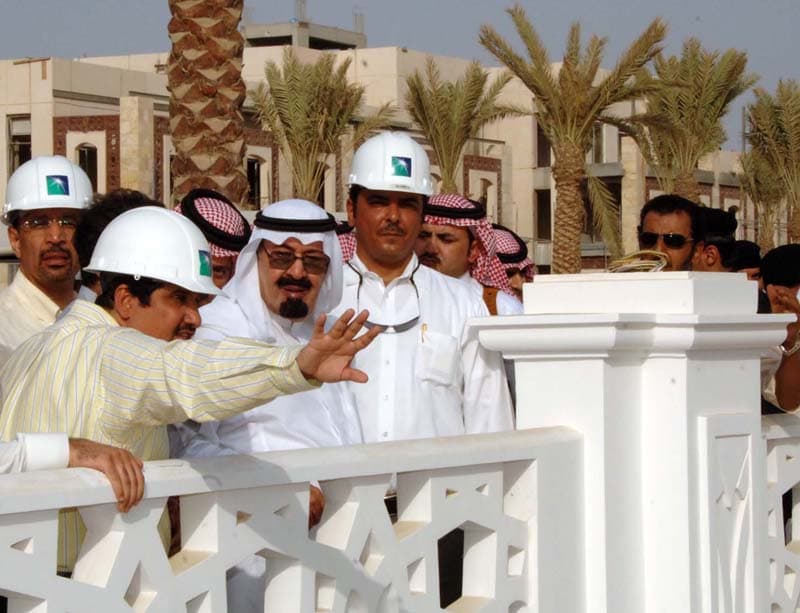 خادم الحرمين يقف ميدانيا على مشروع "جامعة العلوم والتقنية" .. وقبول 400 طالب