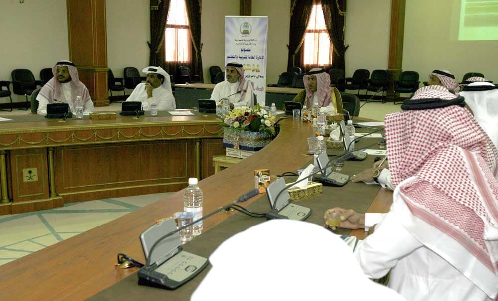 نائب وزير التربية والتعليم يجتمع بمنسوبي التعليم في جازان ويزور مركز الإيواء