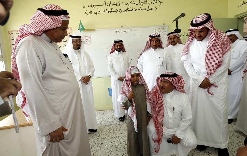 نائب وزير التربية والتعليم يجتمع بمنسوبي التعليم في جازان ويزور مركز الإيواء