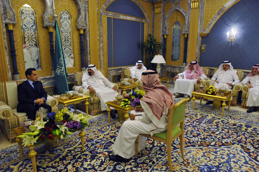 الملك وساركوزي.. تعاون اقتصادي وقضايا دولية على طاولة مباحثات الجنادرية