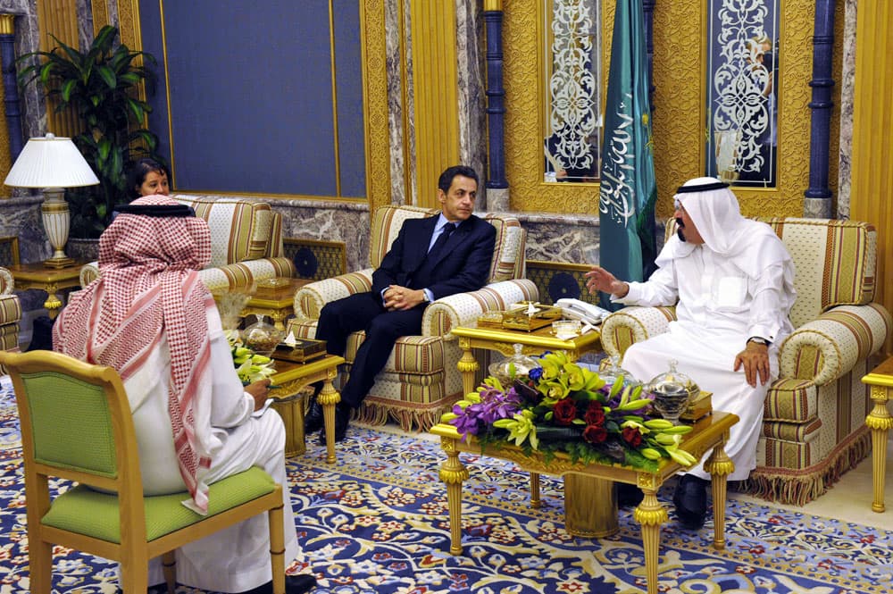 الملك وساركوزي.. تعاون اقتصادي وقضايا دولية على طاولة مباحثات الجنادرية