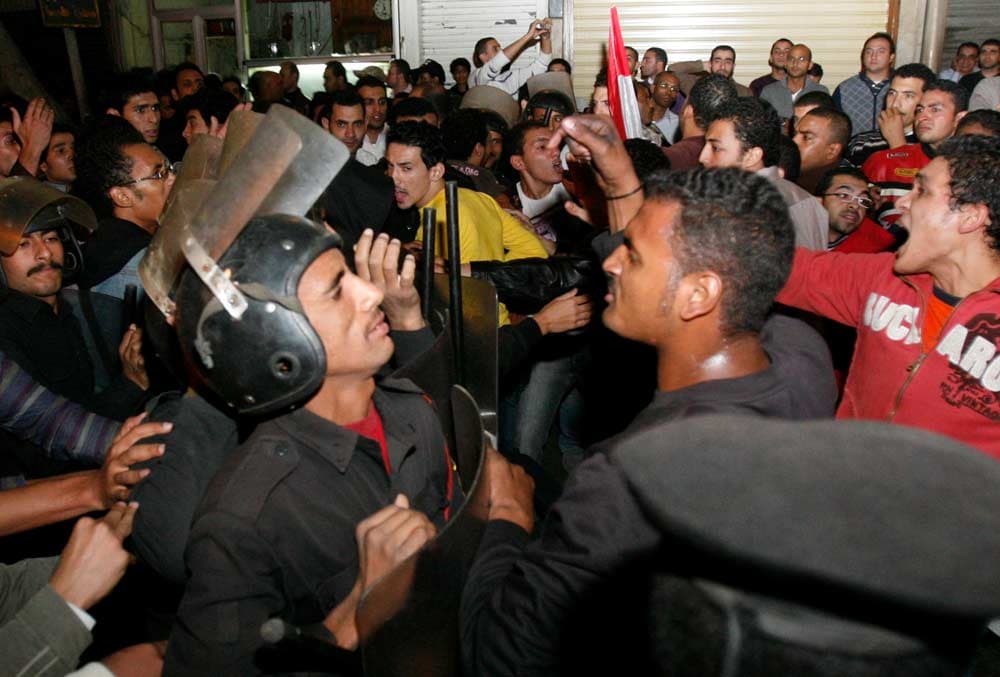 جرح 35 من عناصر الشرطة المصرية في تظاهرة أمام السفارة الجزائرية في القاهرة