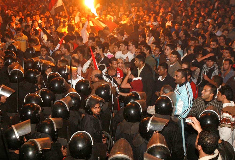 جرح 35 من عناصر الشرطة المصرية في تظاهرة أمام السفارة الجزائرية في القاهرة