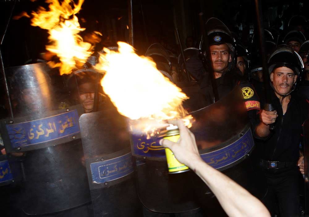 جرح 35 من عناصر الشرطة المصرية في تظاهرة أمام السفارة الجزائرية في القاهرة