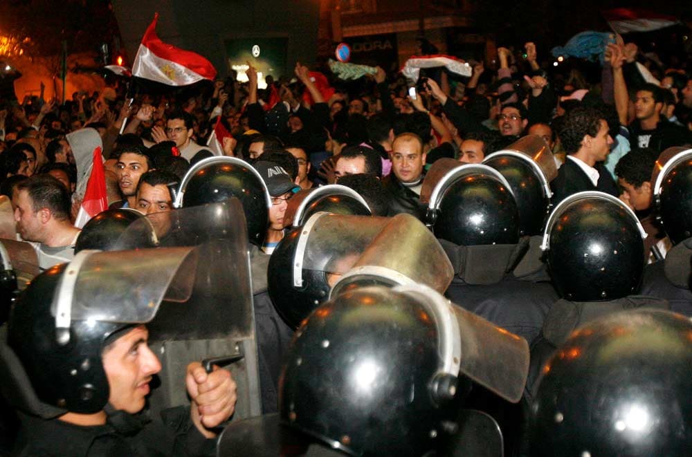 جرح 35 من عناصر الشرطة المصرية في تظاهرة أمام السفارة الجزائرية في القاهرة
