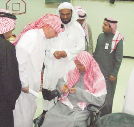 نزلاء «النقاهة» يتسلمون أكثر من 150 كرسياً متحركاً