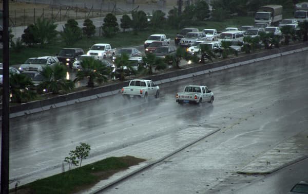 أمطار الرياض.. تعليق الدراسة وسلامة الشبكة الكهربائية .. وتوقعات باستمرار الحالة