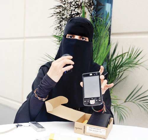8 طالبات سعوديات يقتحمن ثورة التكنولوجيا بجوال لـ «التسوق»