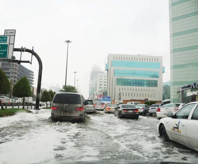أمطار العاصمة بلا غرقى.. وبطء الحركة يبقي «ساهر» في سُبات