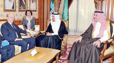 الأمير سلمان يستعرض العلاقات المشتركة مع وزير خارجية فرنسا
