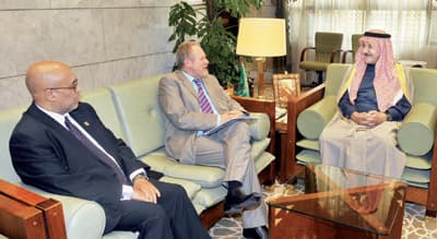 أمير الرياض يستقبل وزير التجارة والصناعة في جنوب إفريقيا