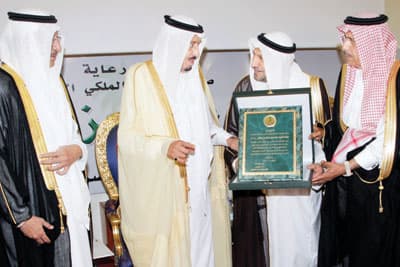 وزير الدفاع: نحن نعيش في بلد الخير والتلاحم والتعاون - فيديو