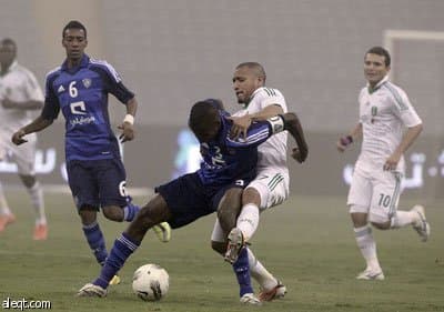 الأهلي يهزم الهلال ويضع قدما في نهائي كأس الأبطال