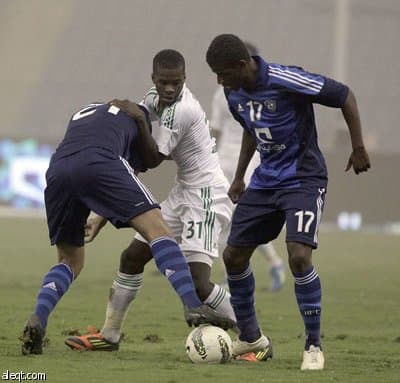 الأهلي يهزم الهلال ويضع قدما في نهائي كأس الأبطال