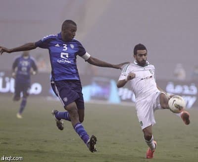 الأهلي يهزم الهلال ويضع قدما في نهائي كأس الأبطال