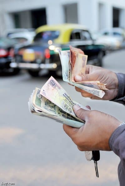 هندي في نيودلهي يحسب نقوده بالعملة الهندية