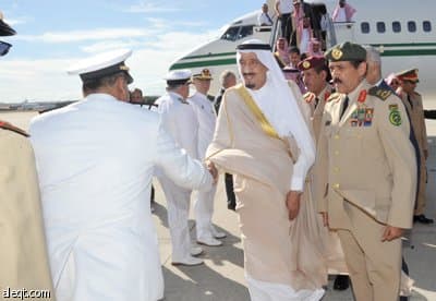 وزير الدفاع يصل إسبانيا