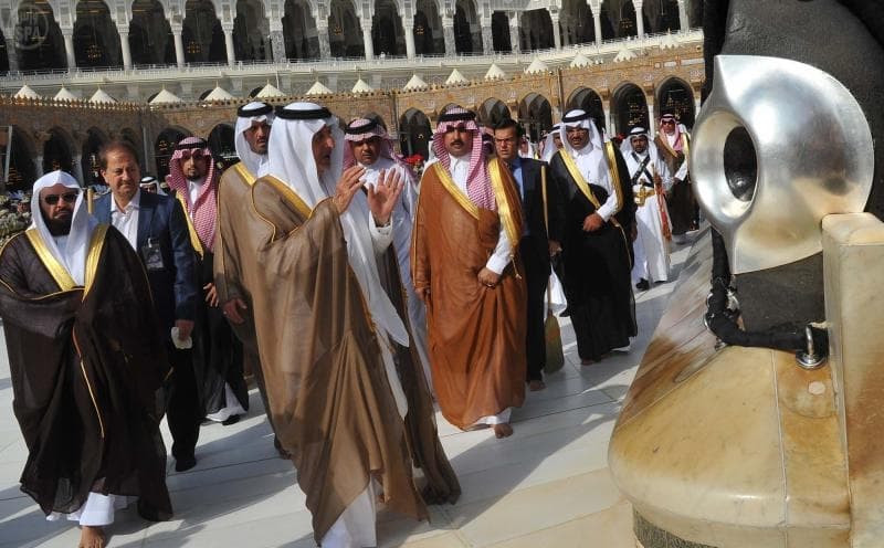 أمير مكة يتشرف بغسل الكعبة المشرفة