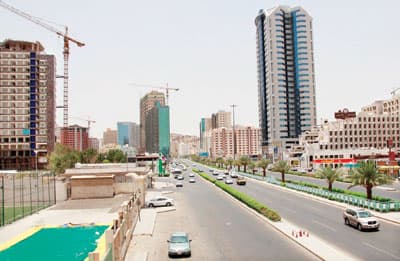 فنادق «مكة» تعوِّض رسوم الخدمة برفع أسعار مأكولاتها 35%